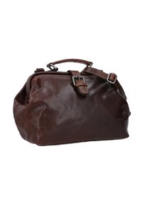 Braune Ledertasche mit strukturiertem Finish, ausgestattet mit einem Obergriff, einem verstellbaren Trageriemen und Akzenten aus silbernem Metall. Glatter Reißverschluss.