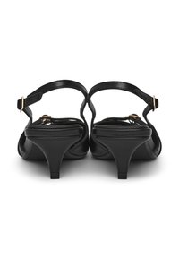 Sandali con tacco in pelle nera, dotati di una sottile fascia alla caviglia, design aperto sul retro e tacco affusolato. Presentano dettagli in metallo dorato.