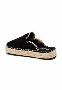 Espadrille de ante negro con suela de cuerda de yute, con borde festoneado y costura decorativa. Incluye un sencillo acento de cuero.