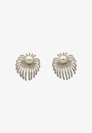 Orecchini color argento a forma di fiori stilizzati, con una perla centrale e un accento metallico che irradia dettagli scintillanti.