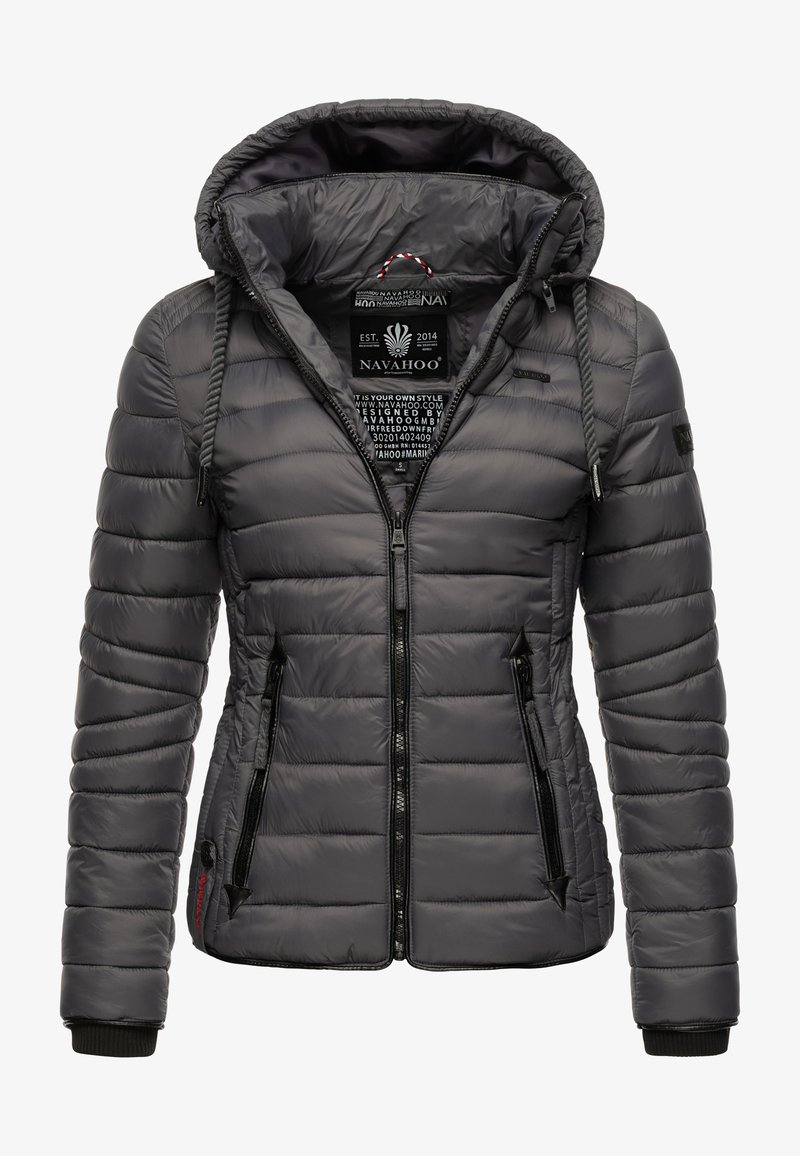 Grå puffjacka med en figurnära passform, dragkedjefickor, huva och quiltad textur. Har svarta detaljer och varumärkeslogotypmärken.