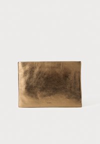 Clutch bag in pelle dorata metallica, texture liscia, forma rettangolare, design minimalista, presenta un logo del brand in rilievo nella parte inferiore.