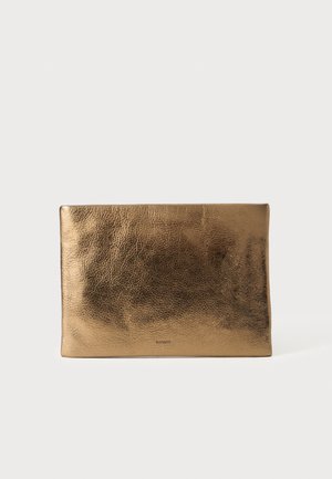Clutch bag in pelle dorata metallica, texture liscia, forma rettangolare, design minimalista, presenta un logo del brand in rilievo nella parte inferiore.