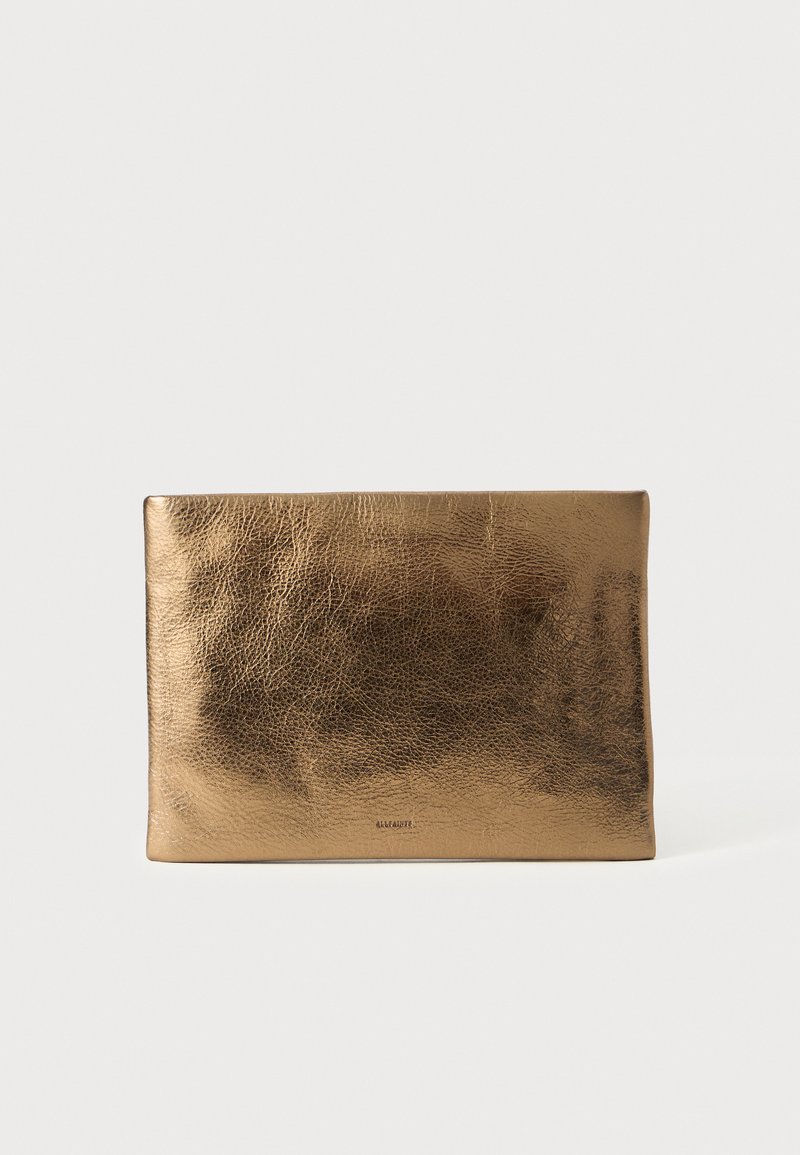 Clutch bag in pelle dorata metallica, texture liscia, forma rettangolare, design minimalista, presenta un logo del brand in rilievo nella parte inferiore.