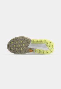 Semelle de chaussure avec bande de roulement en caoutchouc gris et jaune présentant des crampons en forme de flèche et un petit logo Vibram près du centre.