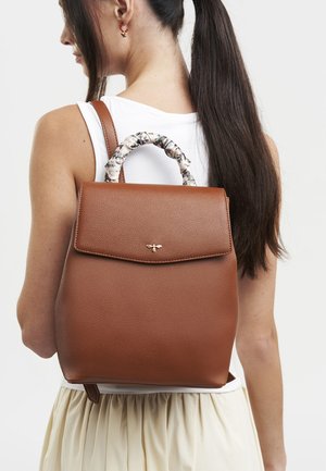 FABLE ENGLAND, TAN BACKPACK SMALL - Batoh - tan