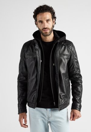 Zwarte leren jas met ritssluiting aan de voorkant, gestructureerde schouders en een afneembare zwarte capuchon. Bevat twee ritssluitingen op de borst en subtiele stiksels.