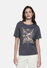 Dunkelgraues Baumwoll-T-Shirt mit kurzen Ärmeln und einem zentralen beigen Motiv mit Bergen, Blumen und Tieren in einem dekorativen Rahmen.