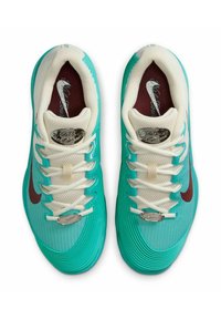 Türkise Sportschuhe mit einem Mesh-Obermaterial und weißen Schnürsenkeln. Verfügt über ein bordeauxrotes Swoosh-Logo und ein strukturiertes Sohlenmuster. Silberne Akzente an den Schnürsenkeln.