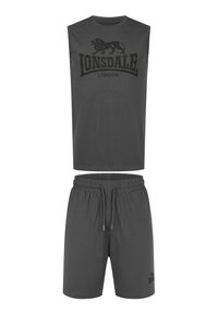 Tamno siva majica bez rukava s crnim printom lava i natpisom "Lonsdale London"; uparena s odgovarajućim šortsevima na vezanje sa logotipom.
