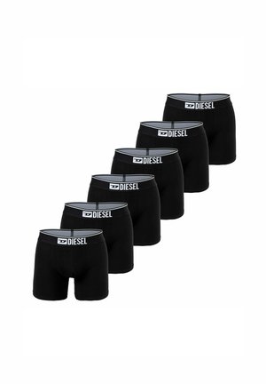 Schwarze Boxer-Briefs, aus Baumwollmaterial, mit dehnbarem Sitz und einem weißen, markenbezogenen Bund. Set aus sechs Stück ohne sichtbare Muster oder Designs.