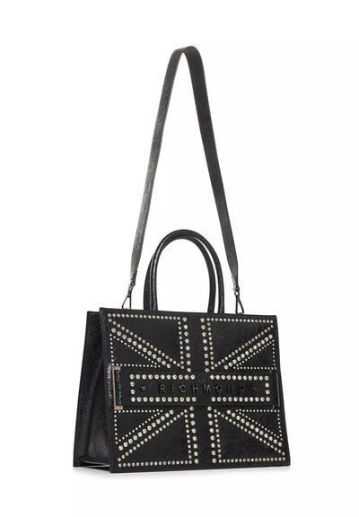 Borsa in pelle nera con design del Union Jack borchiato, dettagli in tonalità argento, doppi manici e una tracolla removibile.