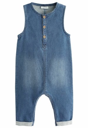 Barboteuse bébé sans manches en denim bleu avec trois boutons en bois sur la patte de devant et des revers roulés aux ouvertures des jambes.