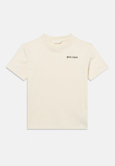 Μπλούζα τύπου T με κοντά μανίκια σε κρεμ χρώμα, με μικρό μαύρο λογότυπο "Palm Angels" στο αριστερό στήθος, απλωμένη σε λευκό φόντο.