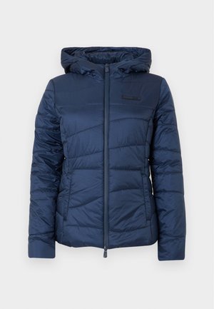 Casaco acolchoado azul-marinho com capuz, apresentando um fecho frontal com zíper, design acolchoado e uma superfície texturizada para maior aquecimento e conforto.