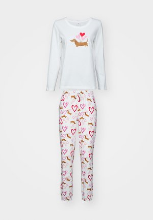 Biała piżama z długim rękawem, z grafiką jamnika i dwoma różowymi sercami; dopasowane spodnie mają powtarzający się wzór jamników i serc.