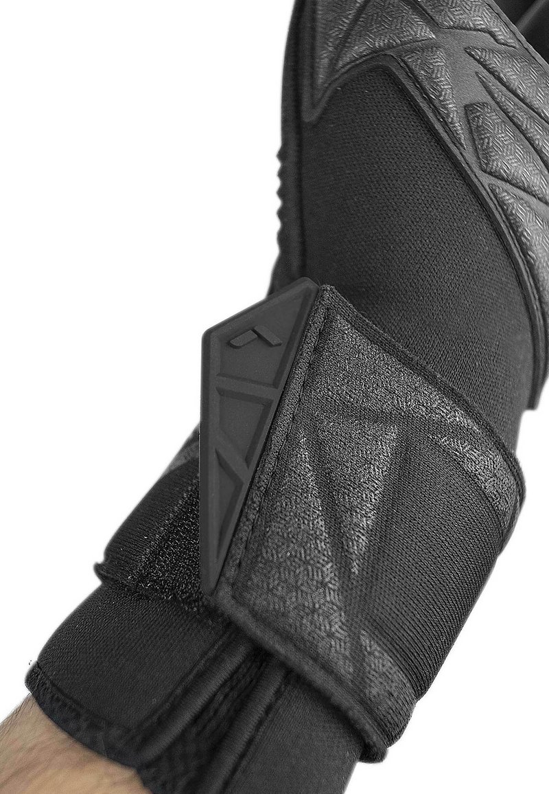 Gant de sport noir en tissu texturé, avec une sangle de poignet renforcée et un accent en plastique noir moulé au niveau du poignet pour un soutien.