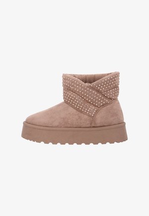 Bottes cheville en daim marron avec une semelle épaisse, présentant un design à croisillons et ornées de petites clous argentés pour la décoration.