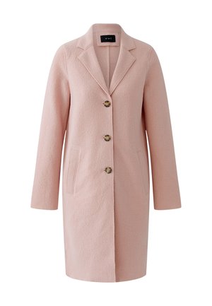 Langer weicher rosa Damenmantel mit Reverskragen, drei dunklen Knöpfen und zwei Vordertaschen, auf weißem Hintergrund präsentiert.