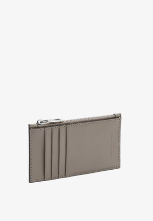 Portafoglio in pelle grigio chiaro con chiusura a zip e multiple fessure per carte. Caratterizzato da cuciture precise e design minimalista.