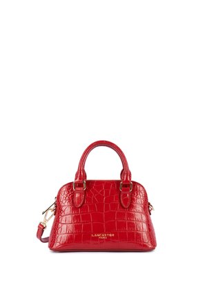Sac à main en cuir rouge à texture crocodile, avec double poignée, ferrures dorées et logo "Lancaster Paris" sur le devant.