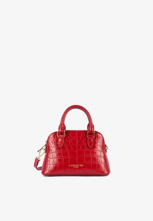 Sac à main en cuir rouge à texture crocodile, avec double poignée, ferrures dorées et logo "Lancaster Paris" sur le devant.