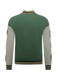 Groene varsityjack met lichtbeige mouwen, gestreepte kraag en mouwboorden, en patches op de mouwen, weergegeven vanuit de achterkant.