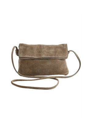 Sac bandoulière en daim marron avec une longue sangle et une fermeture à rabat, présenté sur fond blanc.