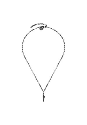 Collier chaîne en métal noir avec petit pendentif pointu et fermoir réglable avec une étiquette ronde sur fond blanc.