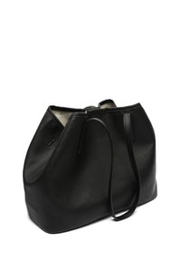 Čierna kožená taška s textúrovaným povrchom, otvoreným dizajnom a dvoma dlhými uchami. Mäkko vystlaný interiér bez viditeľného hardvéru alebo detailov.