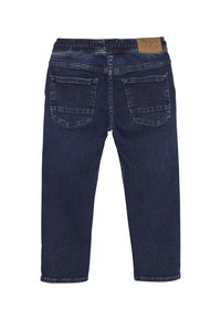 Ciemnoniebieskie dżinsowe spodnie dla małych dzieci z elastycznym pasem, dwoma tylnymi kieszeniami z zygzakowymi przeszyciami oraz brązową metką marki na pasie.