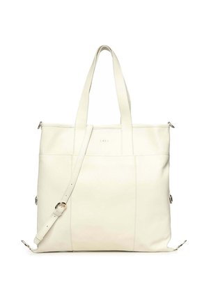 Crèmekleurige leren shopper met dubbele handvatten en een verstelbare schouderriem, met subtiele stiksels en metalen gespsdetails.