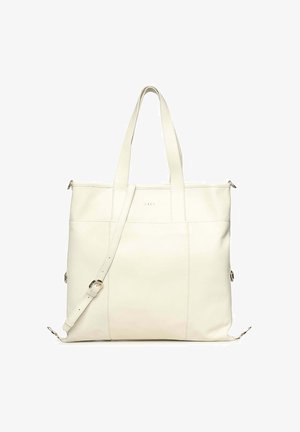Crèmekleurige leren shopper met dubbele handvatten en een verstelbare schouderriem, met subtiele stiksels en metalen gespsdetails.
