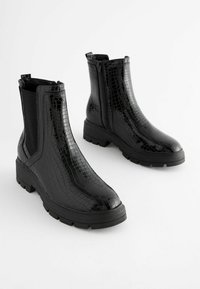 Next FOREVER COMFORT CHELSEA REGULAR WIDE FIT - Platvormtallaga poolsaapad - black croc effect