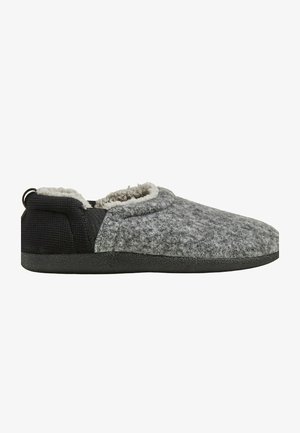 Zapatilla de casa gris con panel lateral elástico negro, forro interior suave, punta redondeada y suela de goma negra. Incluye una tira en la parte posterior para facilitar el calzado.