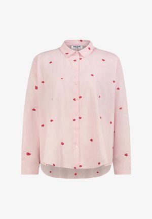 Hellrosa Bluse mit Knopfleiste, langen Ärmeln, einem Kragen und verstreuten kleinen roten Herzmustern.