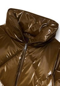 Giacca a sacco marrone lucido con colletto alto, zip frontale e design a rombi. Il materiale ha una texture liscia e lucida.