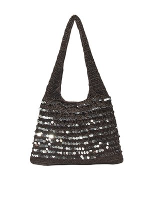 Sac à épaule noir en crochet avec une large sangle, décoré de rangées horizontales de sequins argentés brillants.