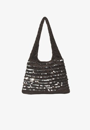 Sac à épaule noir en crochet avec une large sangle, décoré de rangées horizontales de sequins argentés brillants.