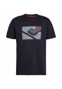 Donker marineblauwe t-shirt met korte mouwen, featuring een afbeelding van een schoen met rode accenten en zwarte profiel, met de tekst "FALKE" in het rood onder het ontwerp.