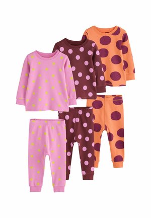 Tre sæt langærmede trøjer og bukser til småbørn, hver med et forskelligt polkaprikket mønster i pink, brun og orange farve.