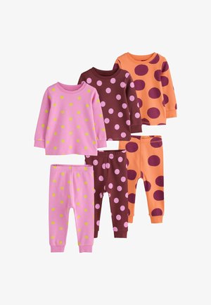 Tre sæt langærmede trøjer og bukser til småbørn, hver med et forskelligt polkaprikket mønster i pink, brun og orange farve.