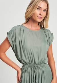 WILLA CAROL MIDI - Denné šaty - sage green