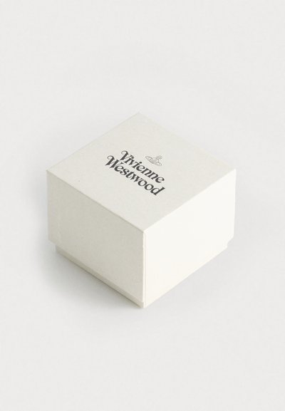 Pequeña caja blanco sucio con el logo de Vivienne Westwood y símbolo de orbe impresos en negro en la parte superior, colocada sobre un fondo blanco plano.