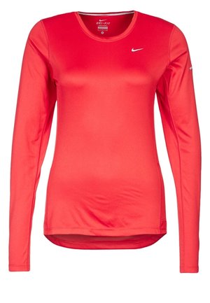 T-shirt de sport rouge à manches longues Nike Dri-FIT avec col rond et petits logos blancs Nike sur la poitrine et la manche.