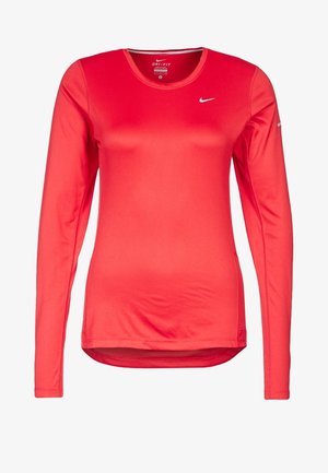 Czerwona sportowa koszulka Nike Dri-FIT z długim rękawem, okrągłym dekoltem i małymi białymi logo Nike na piersi i rękawie.