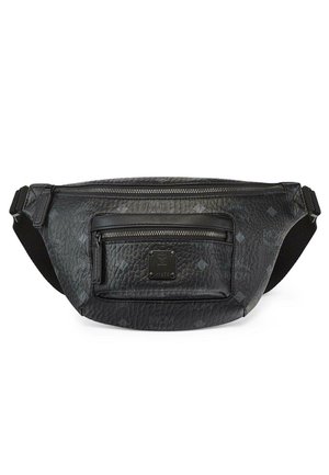 Marsupio in pelle nera con superficie texture, dotato di una tasca frontale con zip e un'etichetta con logo. Cintura regolabile inclusa.