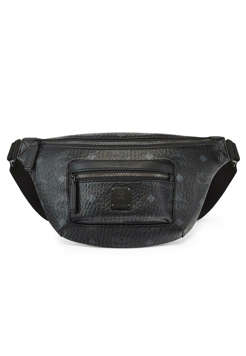 Marsupio in pelle nera con superficie texture, dotato di una tasca frontale con zip e un'etichetta con logo. Cintura regolabile inclusa.