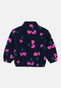 Mornarsko plava flis jakna s mekanom teksturom, ukrašena uzorcima ružičastih cvjetova trešnje i zelenim lišćem, dizajnirana s okretni ovratnikom i dugim rukavima.