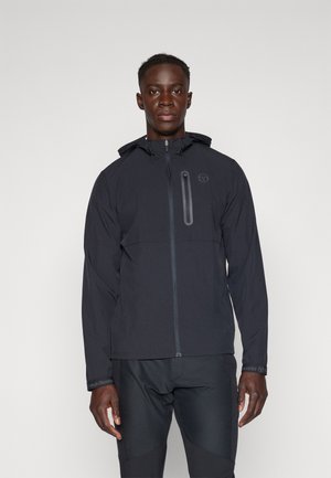 Schwarze technische Jacke mit durchgehendem Reißverschluss, verstellbare Kapuze und Brusttasche. Glatte Textur und minimalistisches Design mit dezentem Branding.